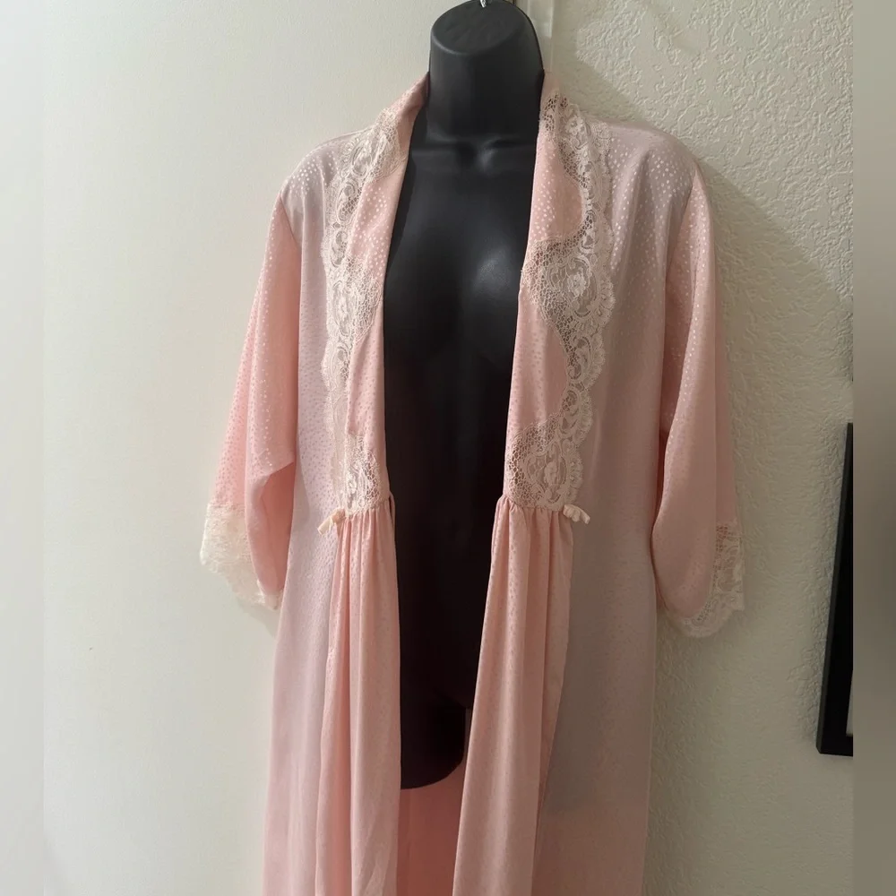 1980s Pretty Pink and Lace Robe Size Petite‎ - Excellent Condition